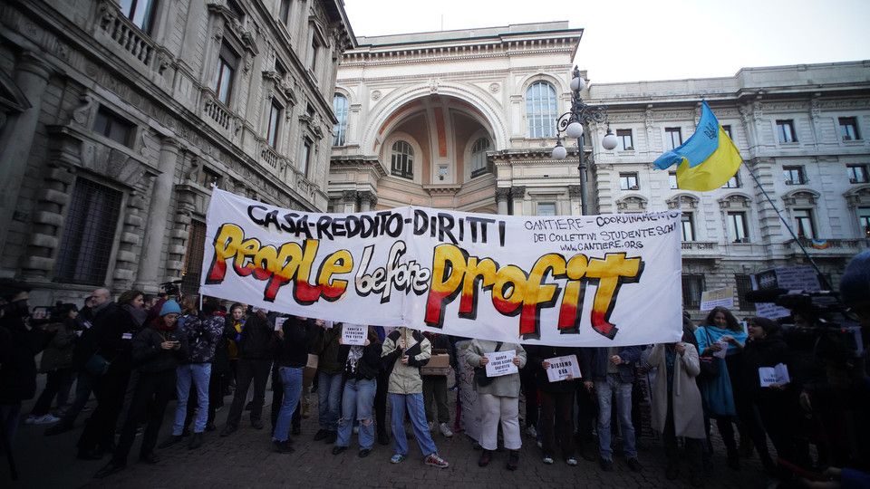 La manifestazione davanti alla Scala