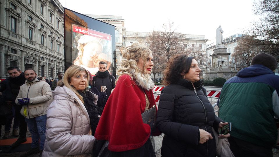 La manifestazione davanti alla Scala