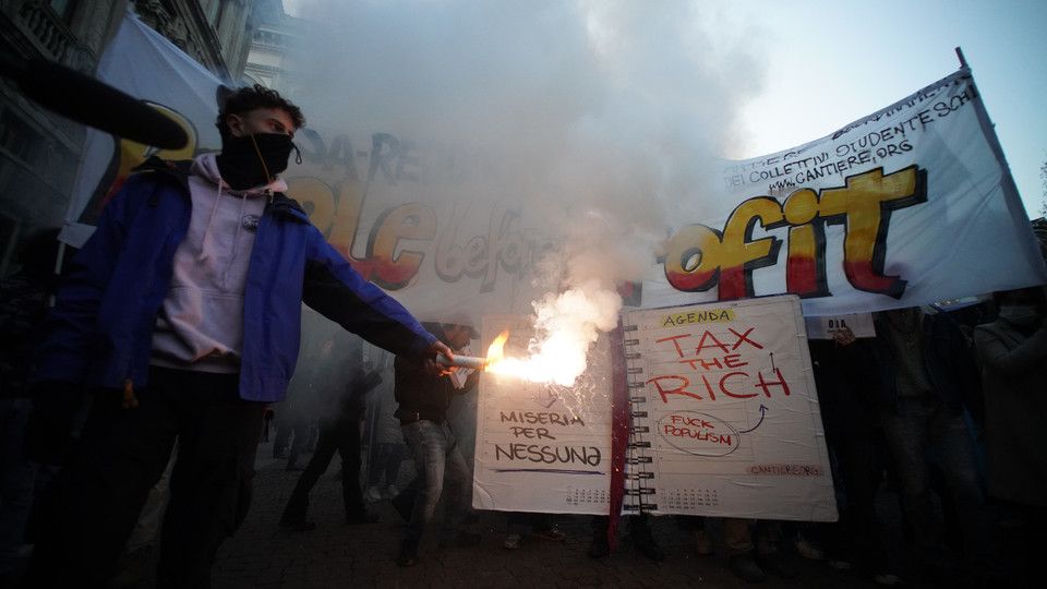 La manifestazione davanti alla Scala