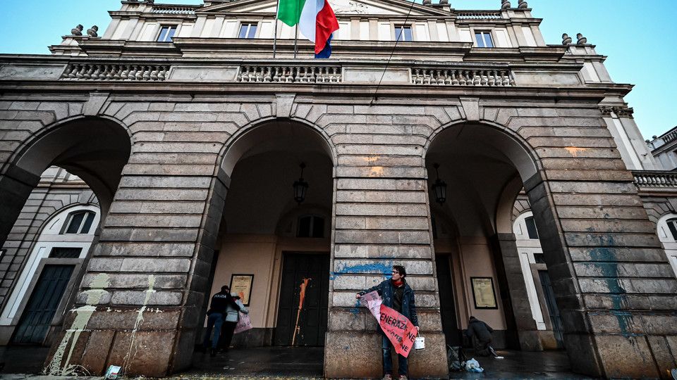 La manifestazione davanti alla Scala