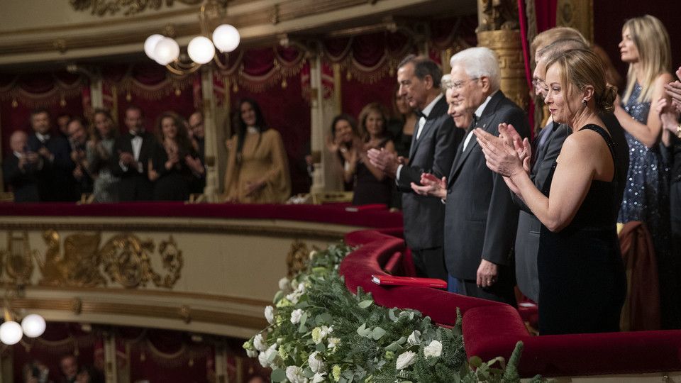 Il palco reale della Scala con Mattarella e Meloni