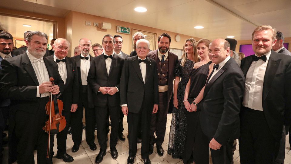 Il Presidente Mattarella con il Sindaco di Milano saluta gli artisti &nbsp;