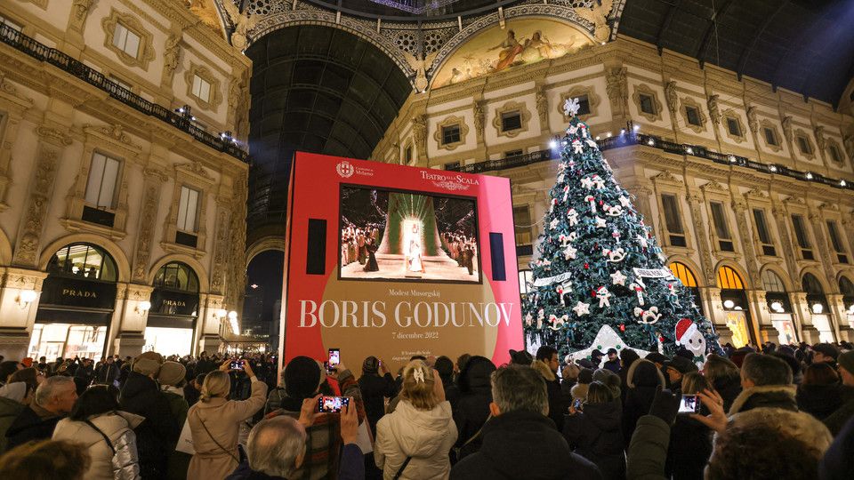 La proiezione della prima della Scala nella Galleria di Milano