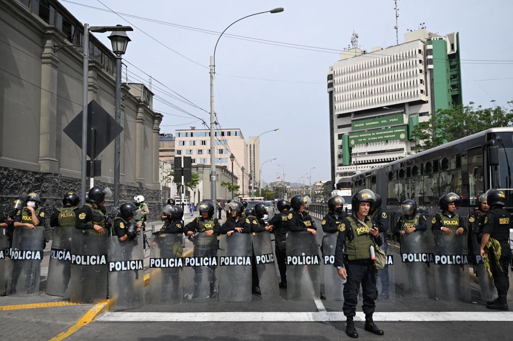 La polizia schierata nelle strade di Lima