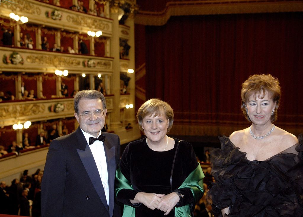 La cancelliera Angela Merkel nel 2006 con il premier Romano Prodi e la sindaca di Milano Letizia Moratti&nbsp;