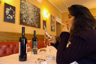 Fumatrice in un ristorante&nbsp;