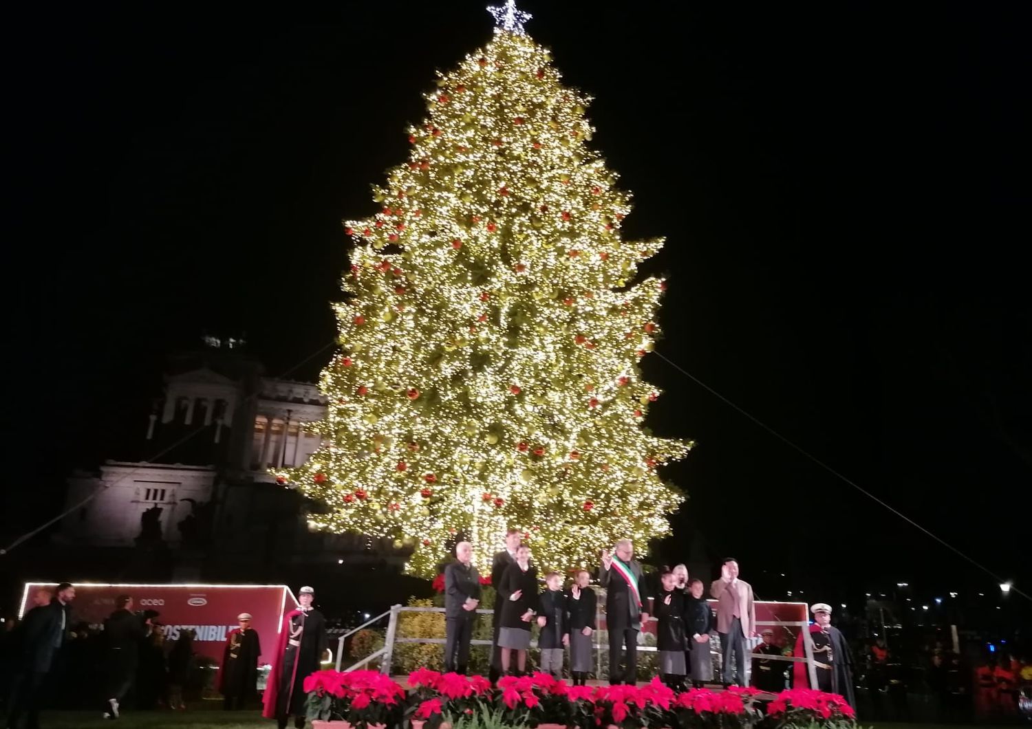 roma folla centro storico accensione albero natale