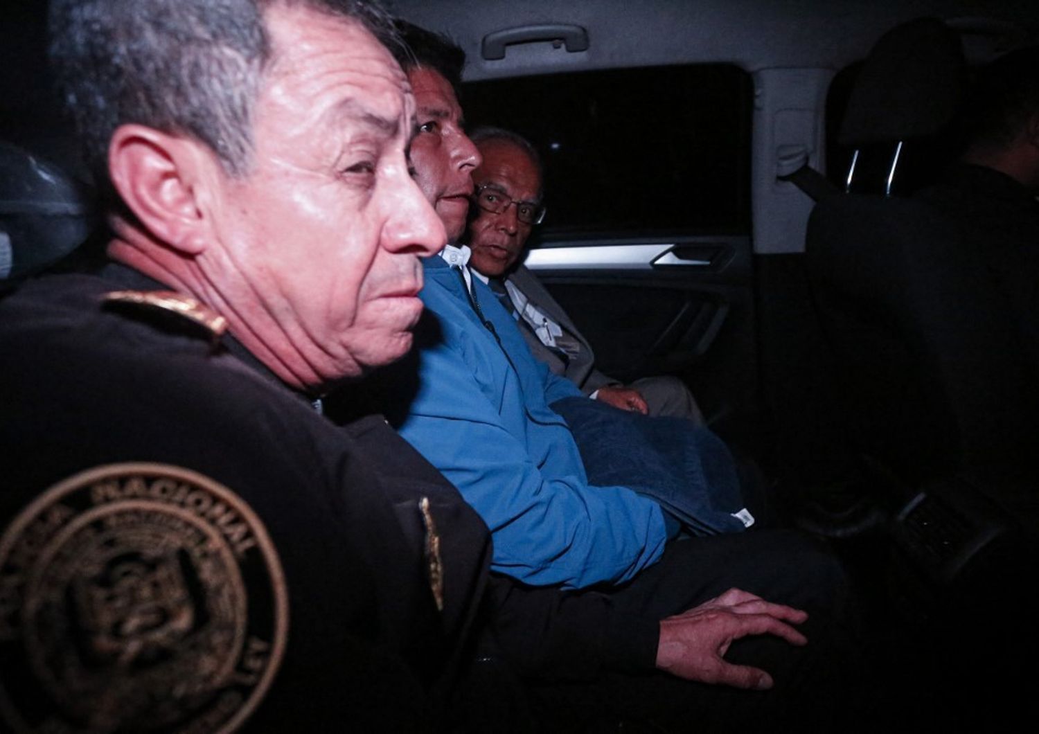 L'ex presidente Pedro Castillo scortato in un'auto della polizia