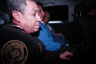 L'ex presidente Pedro Castillo scortato in un'auto della polizia