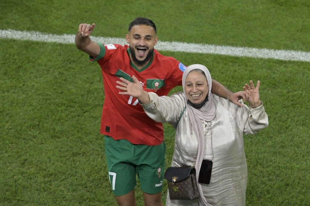 Il centrocampista marocchino n. 17 Sofiane Boufal festeggia con sua madre &nbsp;