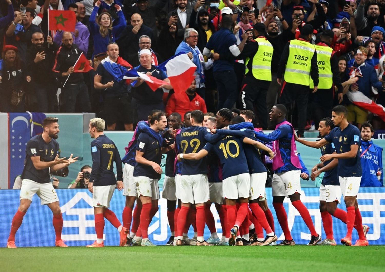 Esultano i francesi dopo la vittoria sull'Inghilterra