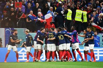 Esultano i francesi dopo la vittoria sull'Inghilterra