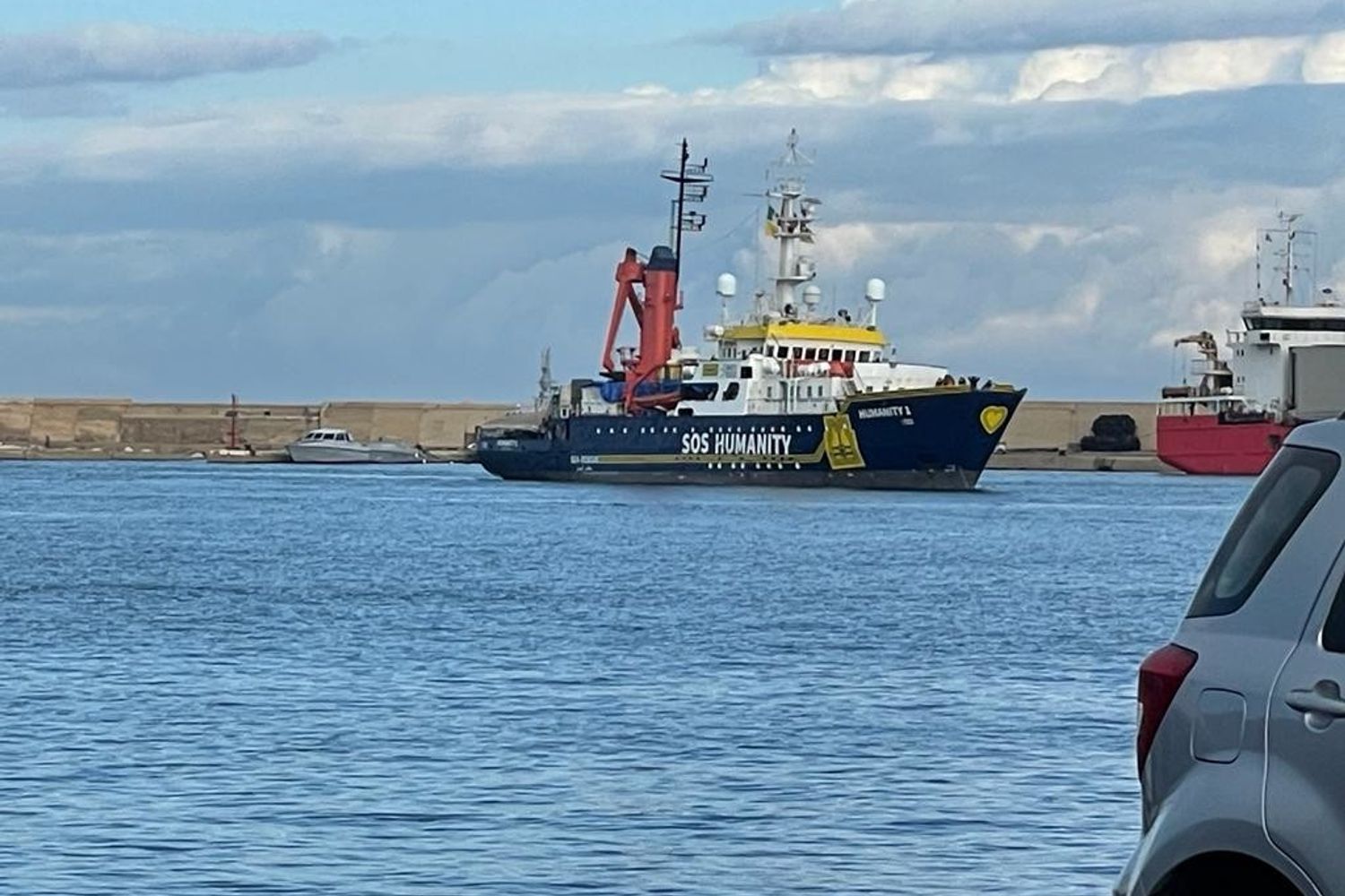 La nave Sos Humanity entra nel porto di Bari con 261 migranti a bordo&nbsp;