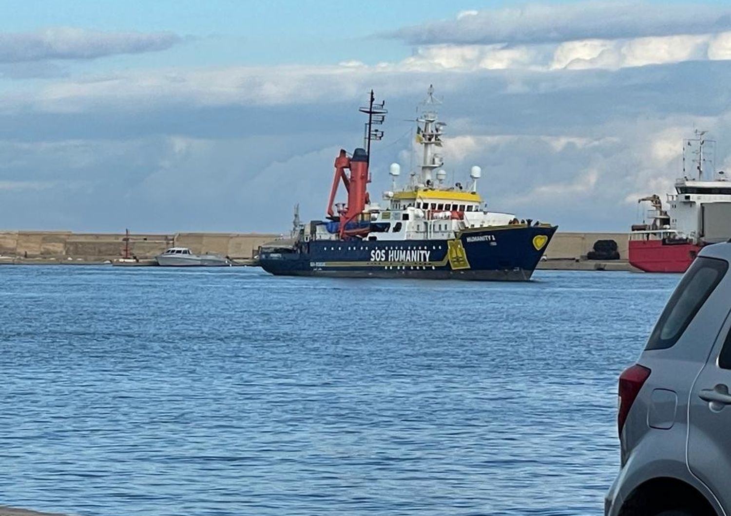 La nave Sos Humanity entra nel porto di Bari con 261 migranti a bordo&nbsp;