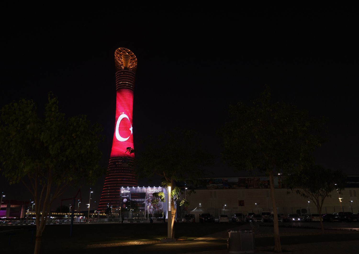 Un edificio a Doha illuminato con la bandiera turca