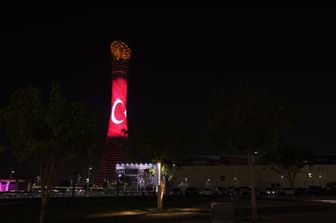 Un edificio a Doha illuminato con la bandiera turca