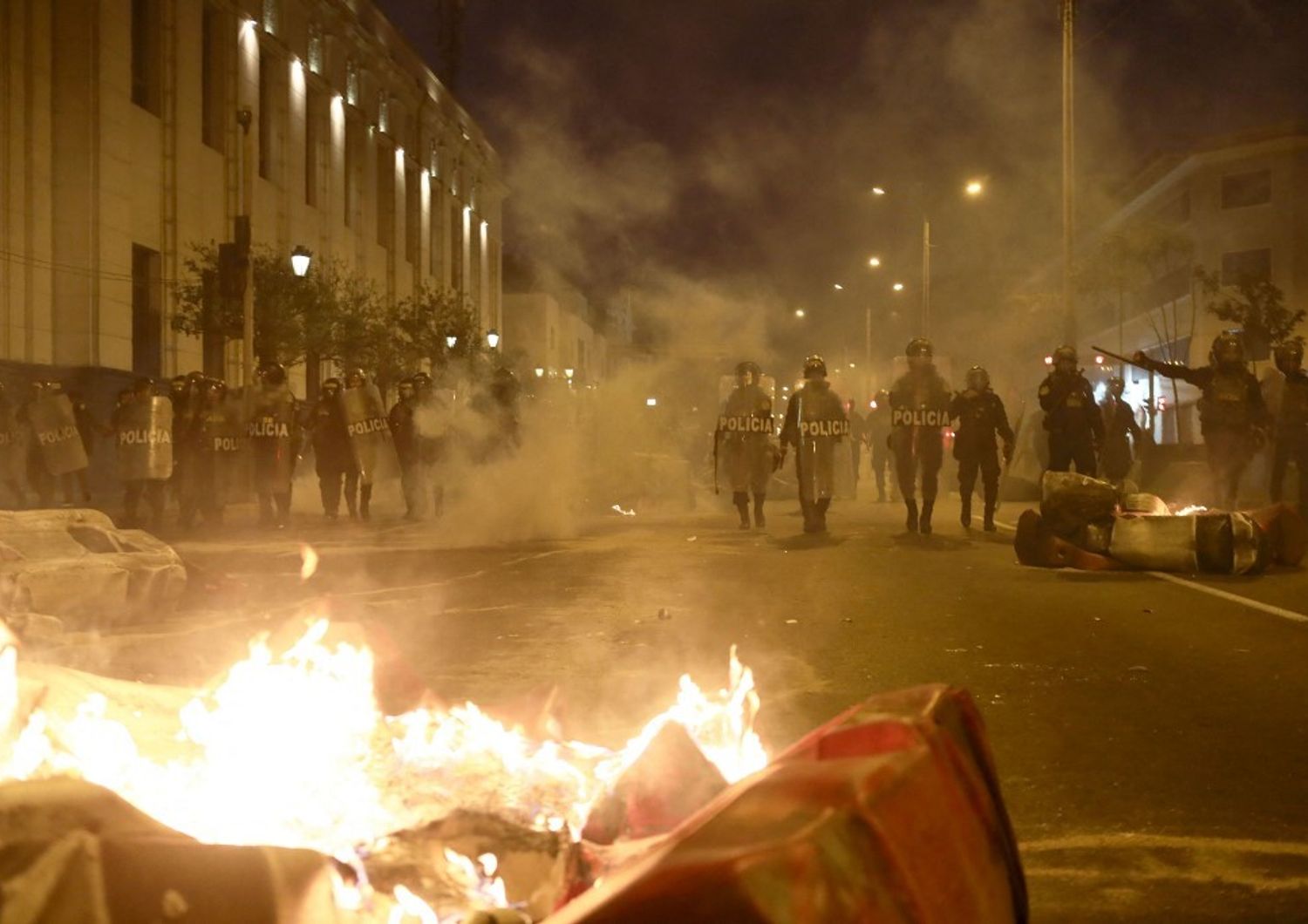 Violenti scontri tra manifestanti e polizia dopo la destituzone di Pedro Castillo