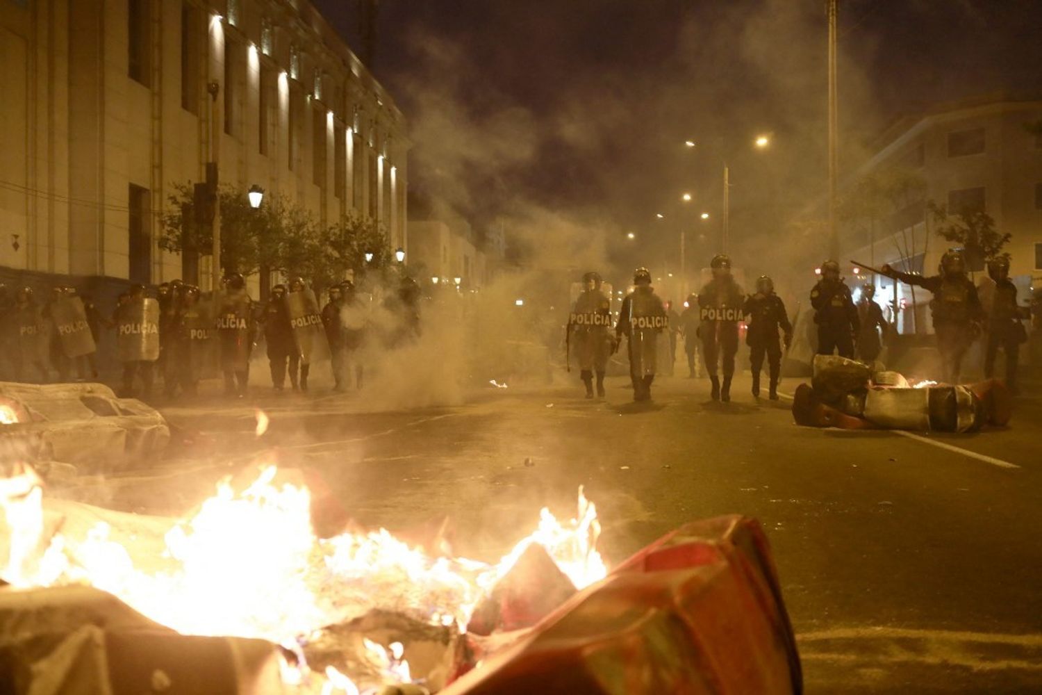 Violenti scontri tra manifestanti e polizia dopo la destituzone di Pedro Castillo