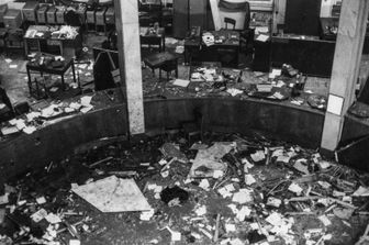La sede della Banca dell'Agricoltura devastata, dopo lo scoppio della bomba il 12 dicembre, che caus&ograve; la morte di 17 persone e ne fer&igrave; 88&nbsp;