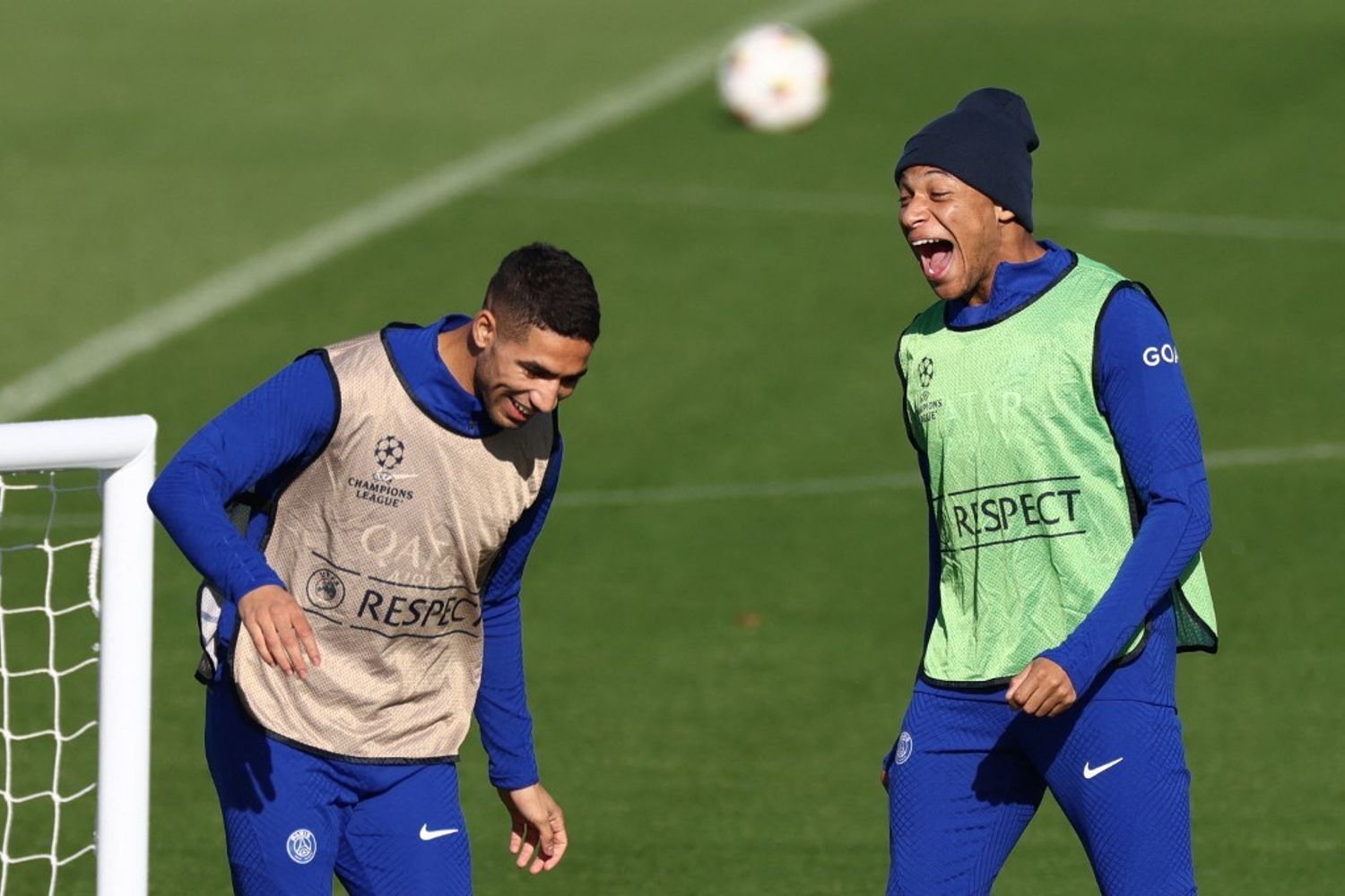 Il difensore marocchino Achraf Hakimi e l'attaccante francese Kylian Mbappe in una sessione di allenamento per il Paris Saint-Germain&nbsp;