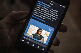 Su un cellulare compare il tweet sull'esecuzione annunciata dalle autorit&agrave; iraniane di Majidreza Rahnavard&nbsp;