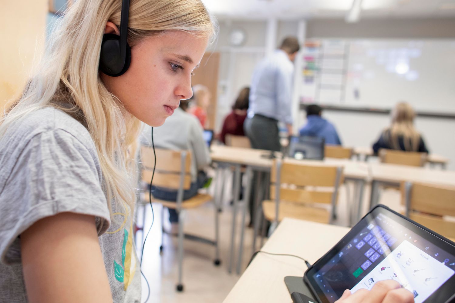 Una ragazza mentre sta usando l'Ipad&nbsp;