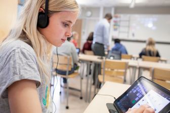 Una ragazza mentre sta usando l'Ipad&nbsp;