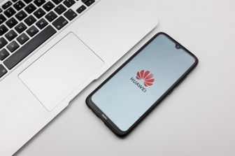 Telefono cellulare con il logo di Huawei