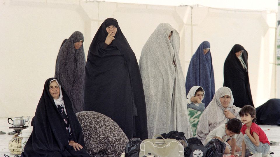 Un gruppo di donne con lo chador