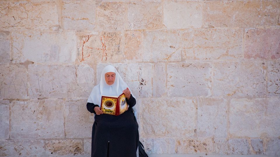 Una donna con l'Al-Amira