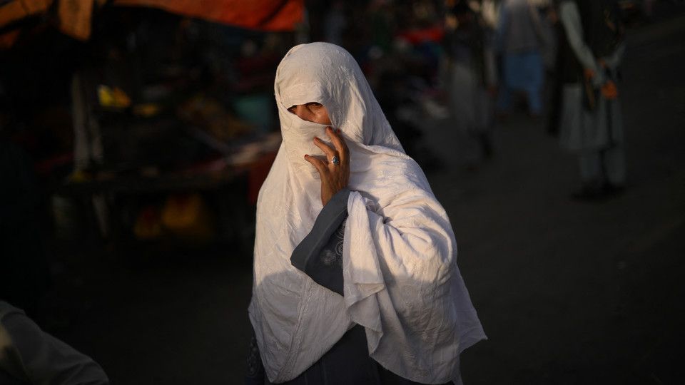 Una donna con il Khimar