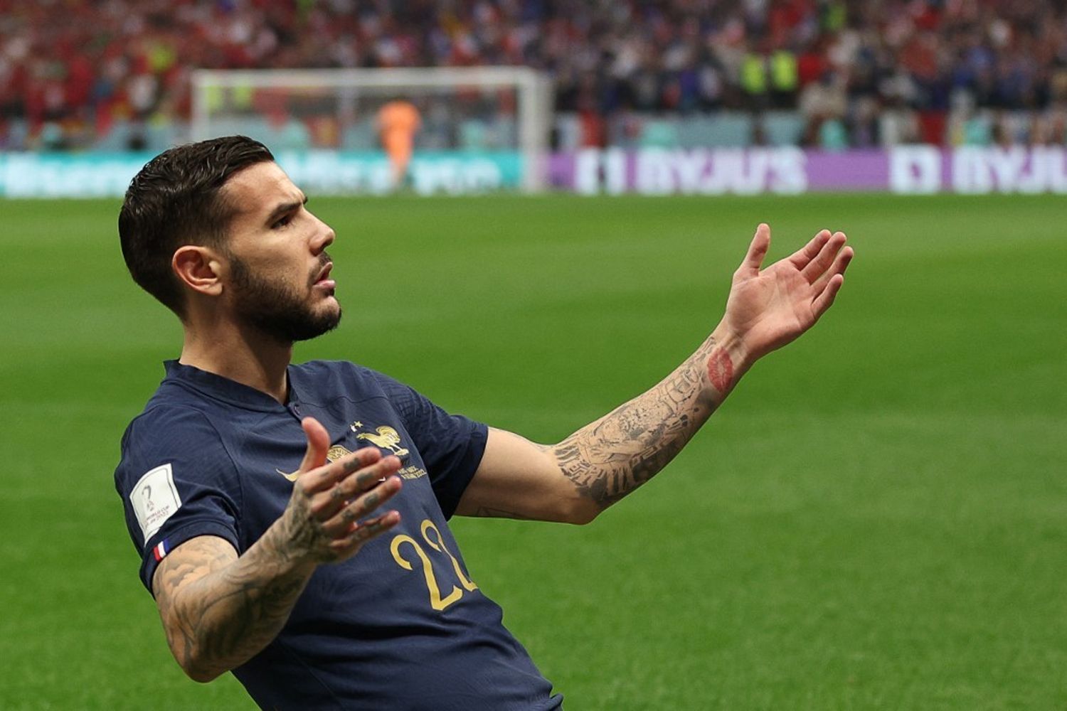 Il difensore della Francia Theo Hernandez festeggia il primo gol della sua squadra durante la semifinale &nbsp;