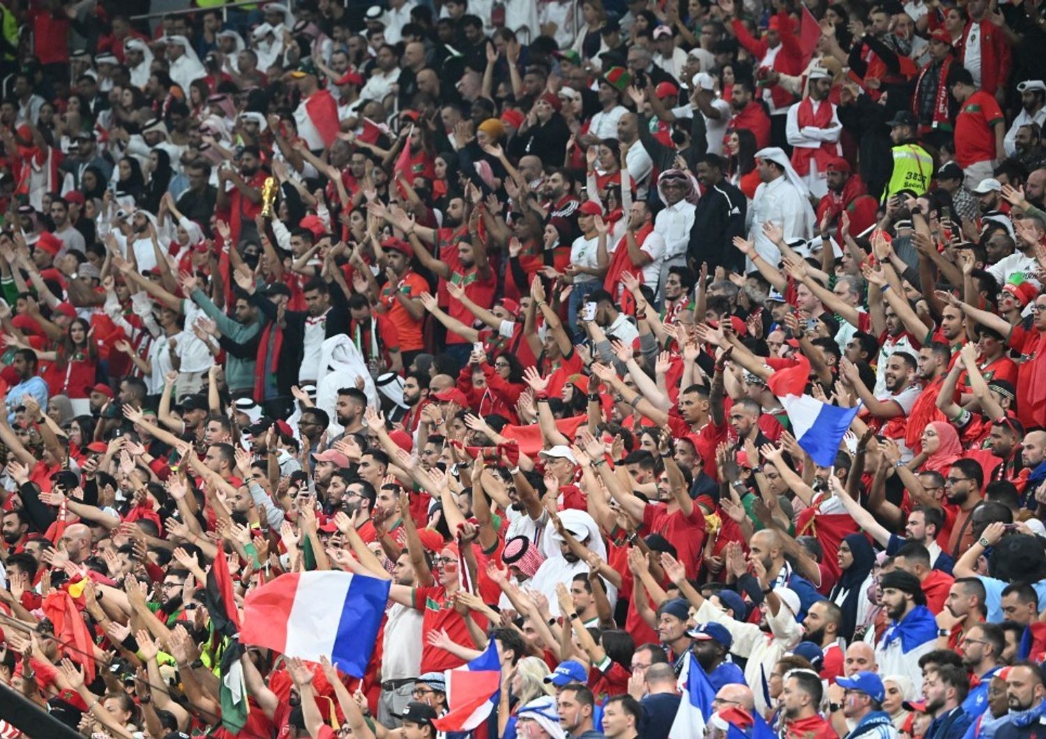 Tifosi francesi allo stadio di Doha