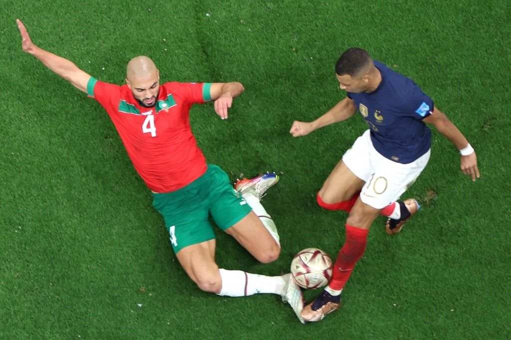 L'attaccante francese Kylian Mbappe viene affrontato dal centrocampista marocchino Sofyan Amrabat &nbsp;