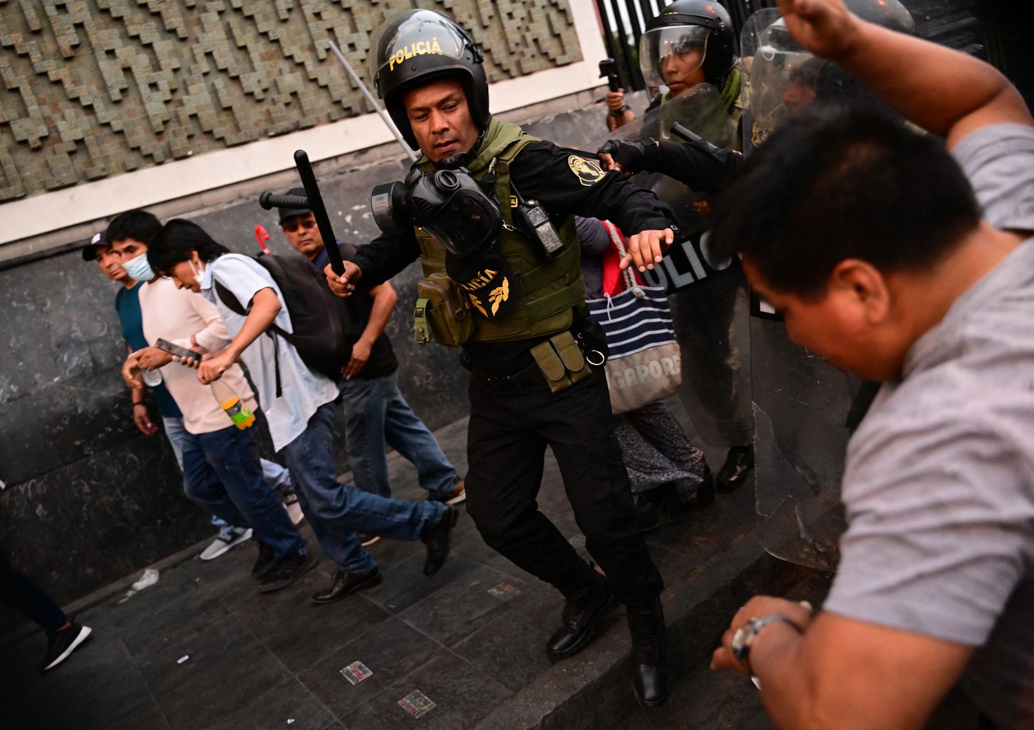 Sostenitori dell'ex presidente Pedro Castillo si scontrano con la polizia antisommossa durante una protesta