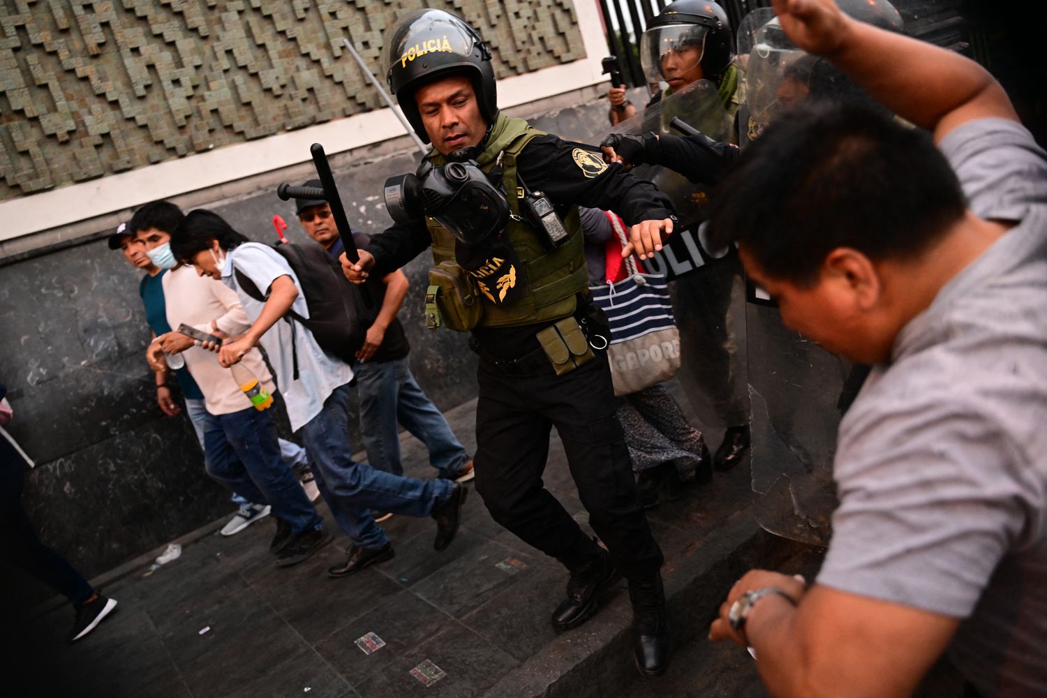 Sostenitori dell'ex presidente Pedro Castillo si scontrano con la polizia antisommossa durante una protesta