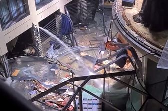 L'acquario esploso nella hall dell'hotel Radisson