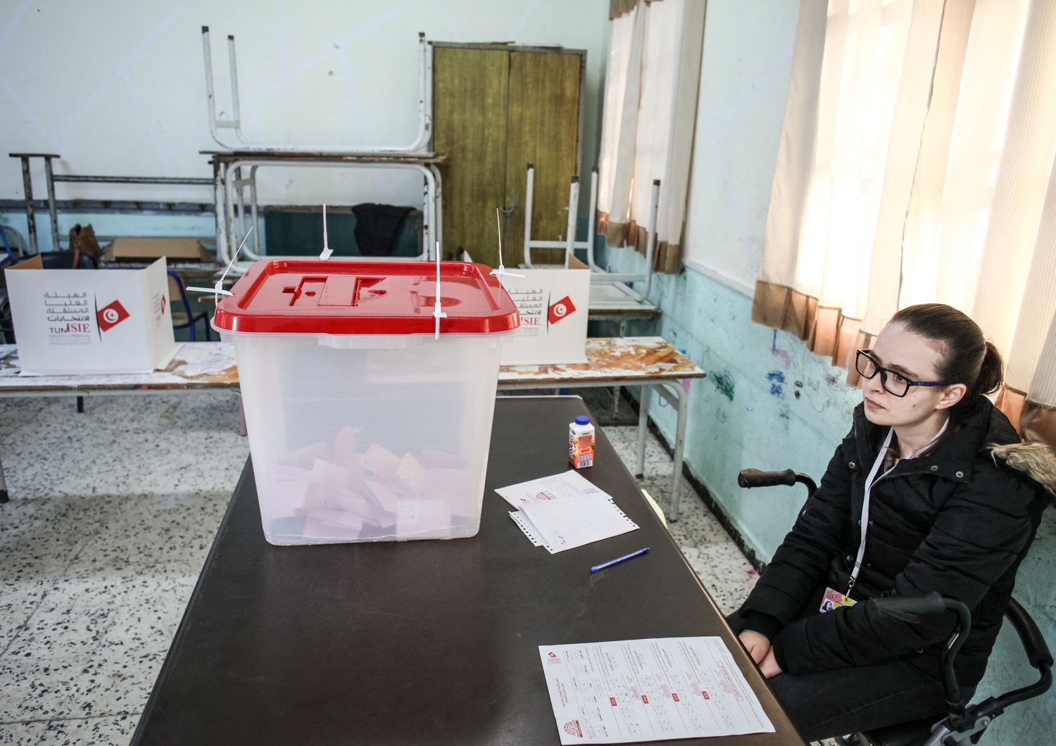 Un seggio elettorale vuoto in Tunisia