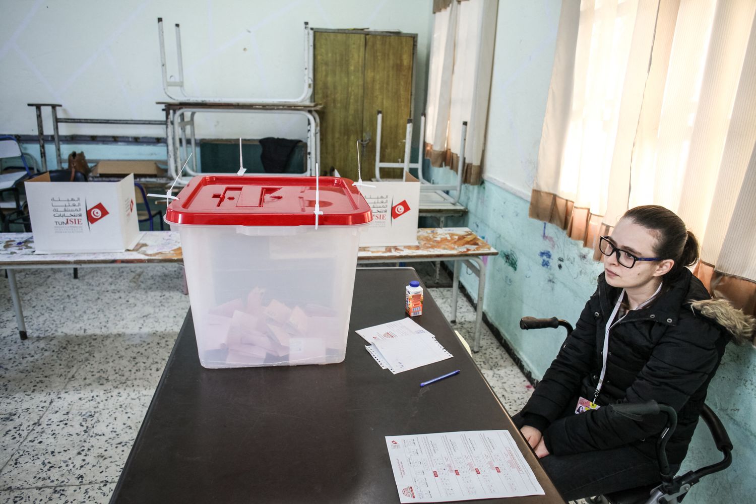 Un seggio elettorale vuoto in Tunisia