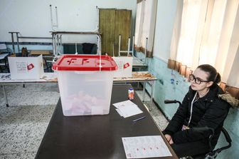 Un seggio elettorale vuoto in Tunisia