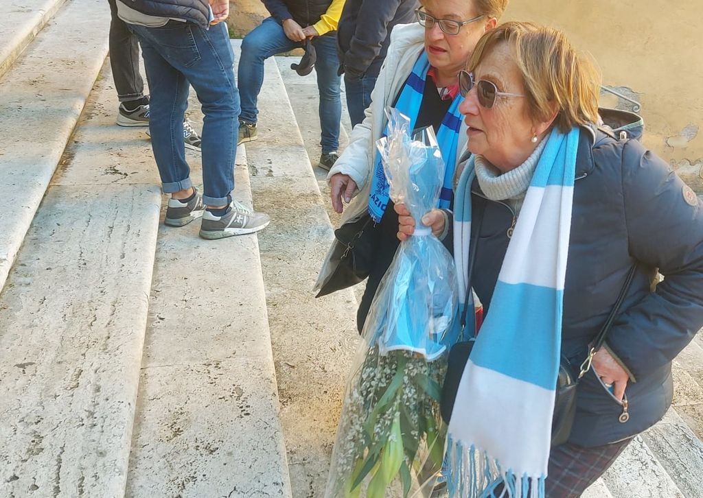 Persone in fila per la camera ardente di Mihajlovic