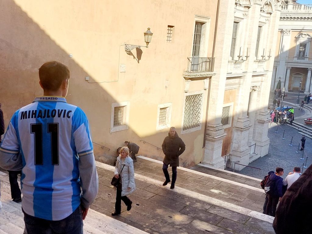 Persone in fila per la camera ardente di Mihajilovic