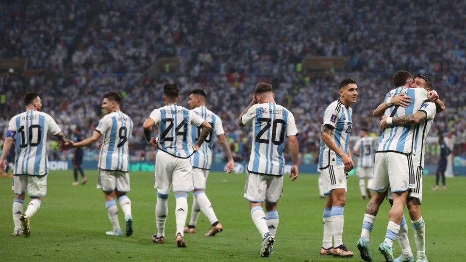 Il centrocampista argentino  Angel Di Maria festeggia con i compagni di squadra dopo aver segnato il secondo gol&nbsp;