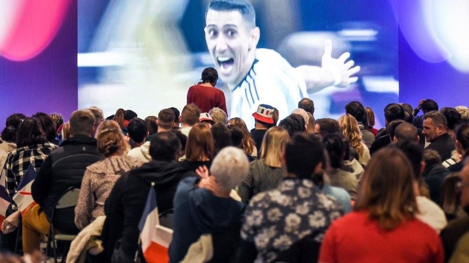 I tifosi francesi guardano il centrocampista argentino Angel Di Maria festeggiare dopo aver segnato un gol