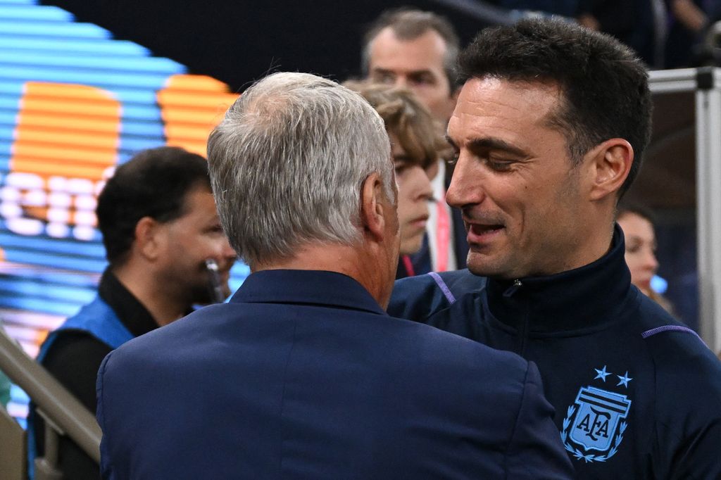 L'allenatore francese Didier Deschamps e quello argentino Lionel Scaloni si salutano prima della partita finale&nbsp;