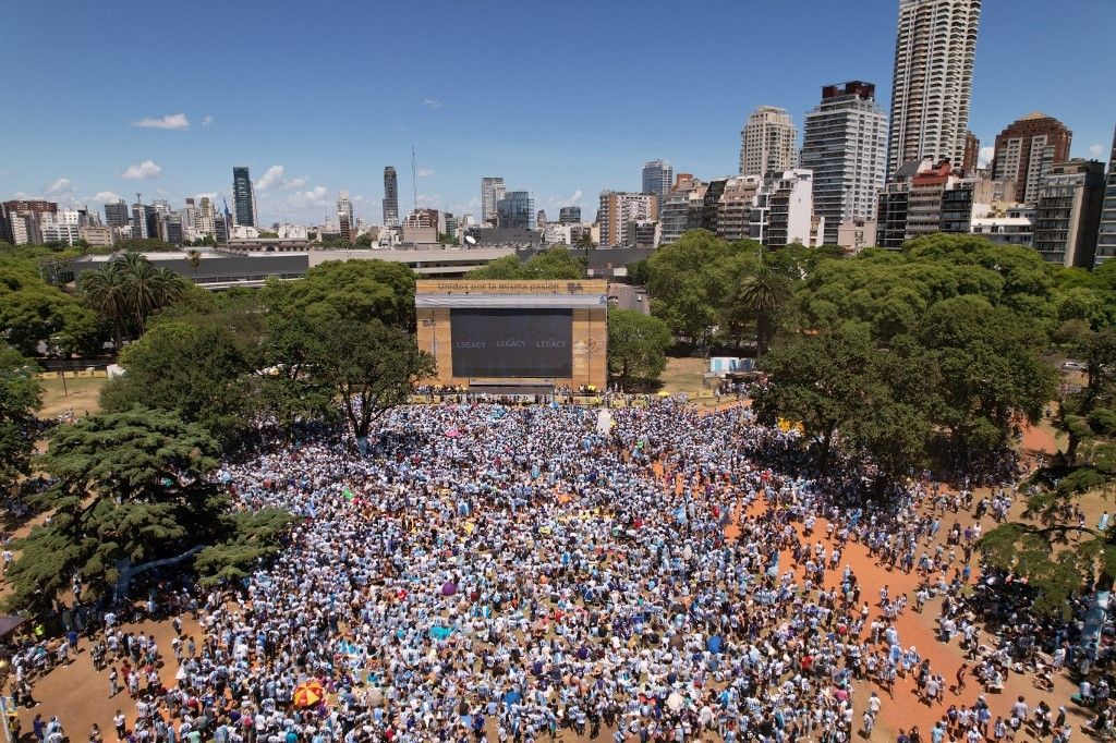 &nbsp;i tifosi dell'Argentina guardano la trasmissione in diretta della partita di calcio della finale della Coppa del Mondo del Qatar 2022 in una piazza di Buenos Aires