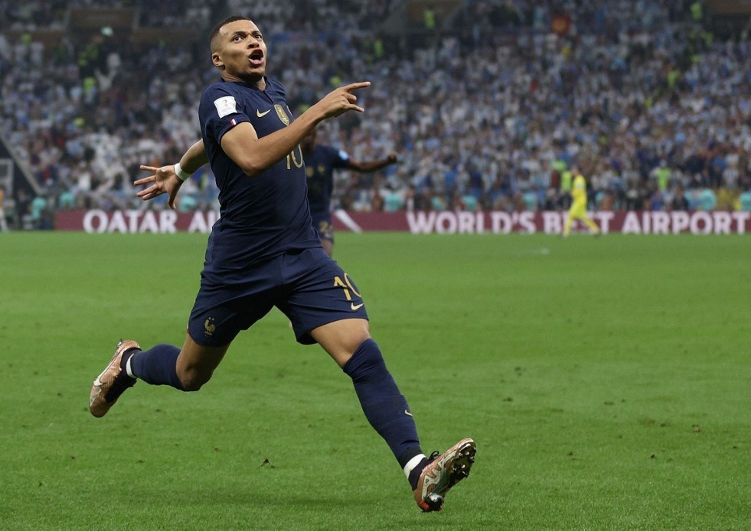 L'attaccante numero 10 della Francia Kylian Mbappe celebra il secondo gol della sua squadra