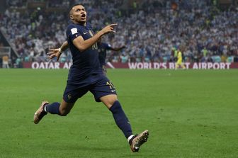 L'attaccante numero 10 della Francia Kylian Mbappe celebra il secondo gol della sua squadra