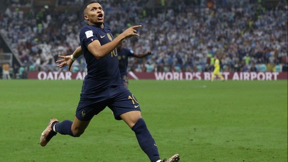 L'attaccante numero 10 della Francia Kylian Mbappe celebra il secondo gol della sua squadra