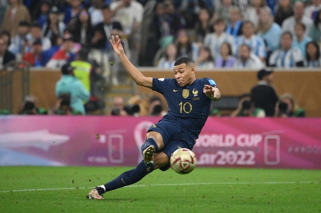 L'attaccante francese #10 Kylian Mbappe colpisce la palla per segnare il secondo gol &nbsp;